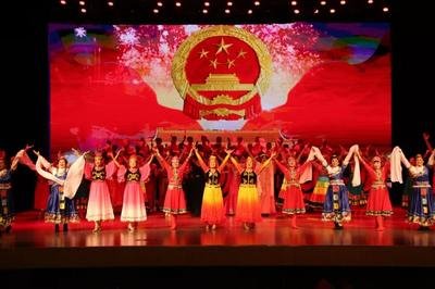 驻马店市直老干部活动中心艺术团慰问颐康养老中心的老人们