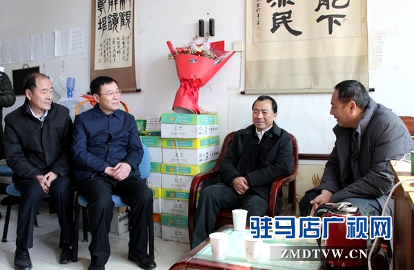 戚存杰到西平县慰问老党员、烈士家属