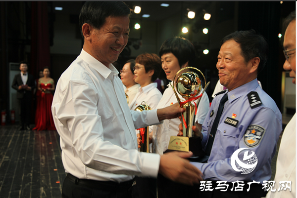 平舆县公安民警在新中国成立70周年歌咏比赛中获得铜奖