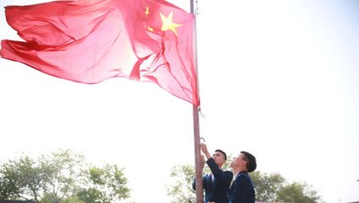 驻马店市中级人民法院和人民检察院同升一面旗 共庆新中国70华诞