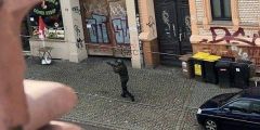 德国哈勒市突发枪击案，枪手当街射击路人已致两人身亡