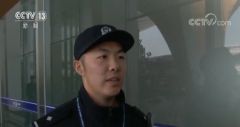 两名乘客飞机上吸电子烟被拘：误以为滑行阶段可以吸