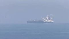 突发！一艘伊朗油轮在红海海域发生爆炸 大量原油泄漏