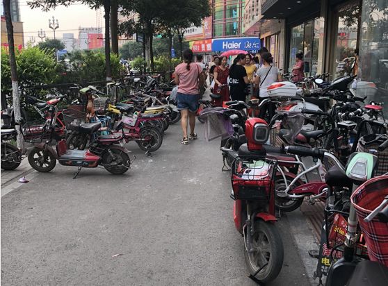 慢车道被占用  市民出行困难多