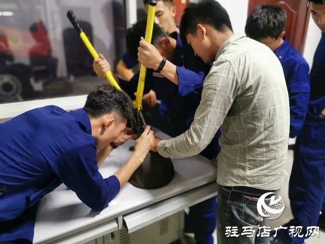 男子戒指卡手 驻马店消防用心救援