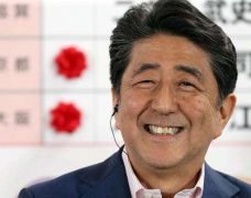 日本首相安倍晋三表示希望日中关系保持目前势头
