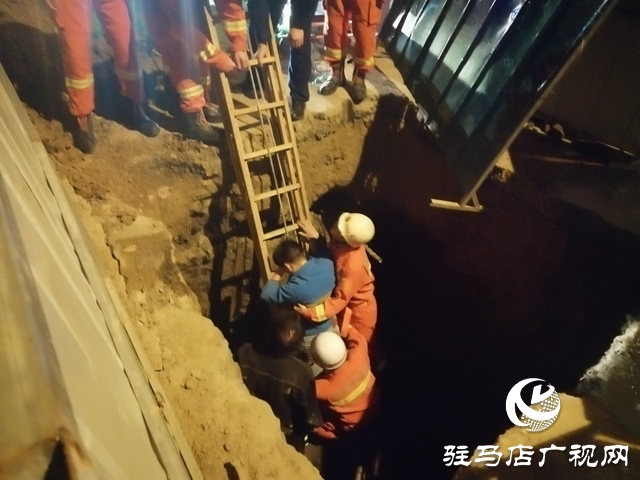 醉汉不慎掉入深坑  消防紧急救援