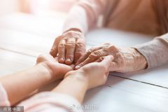 人社部民政部颁新规：养老护理从业人员调整为“无学历要求”