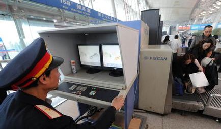 驻马店火车站对前往武汉方向的旅客进行二次安检