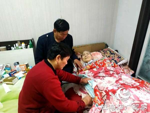 六旬夫妇用行动诠释“雷锋精神”