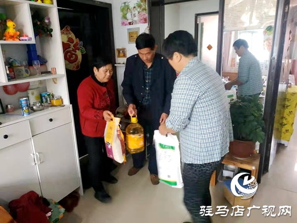 六旬夫妇用行动诠释“雷锋精神”