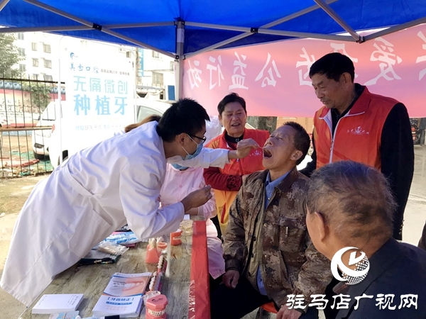 六旬夫妇用行动诠释“雷锋精神”