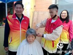 六旬夫妇用行动诠释“雷锋精神”