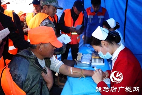 正阳县环卫工人欢度自己的节日