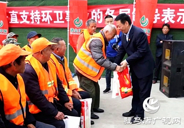 正阳县环卫工人欢度自己的节日