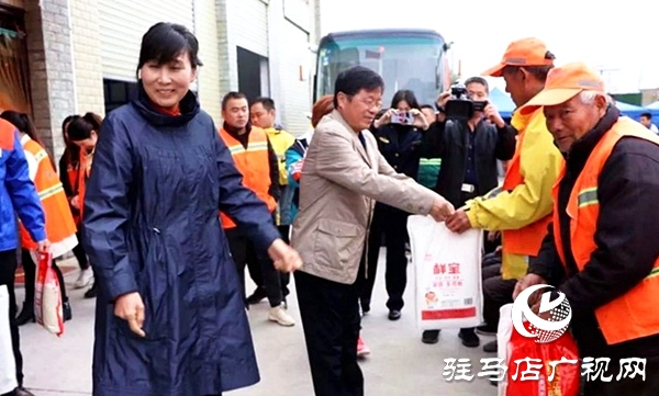 正阳县环卫工人欢度自己的节日