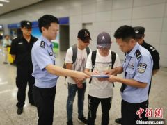 嫌疑人外逃后生活艰苦想自首 警方辗转一月接回