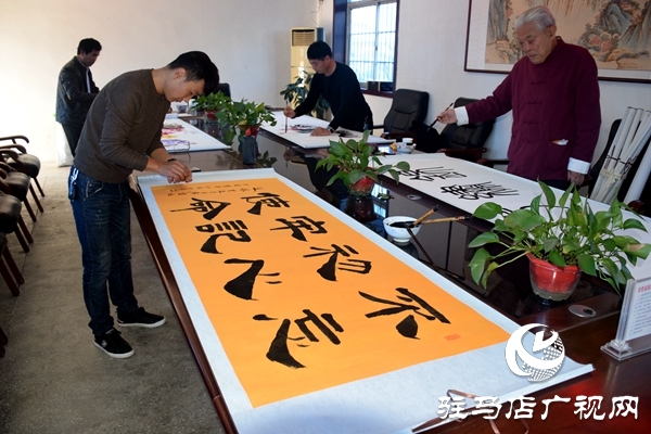 老君庙镇科技文化服务中心开展文化进基层书画活动