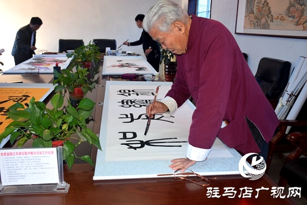 老君庙镇科技文化服务中心开展文化进基层书画活动