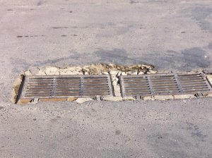 施工留隐患 马路窨井成陷阱