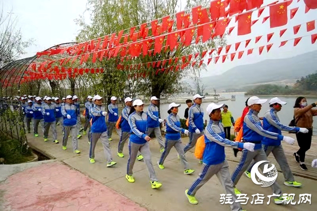 万人欢聚老乐山   三山同登户外露营   