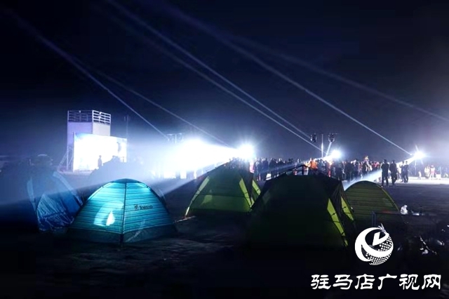 万人欢聚老乐山   三山同登户外露营   