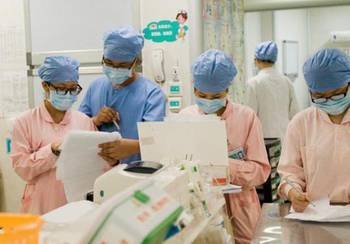 护士不够护工来凑？干得一样多，收入却差一倍