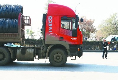 货车长占慢车道 驻马店市民出行受影响