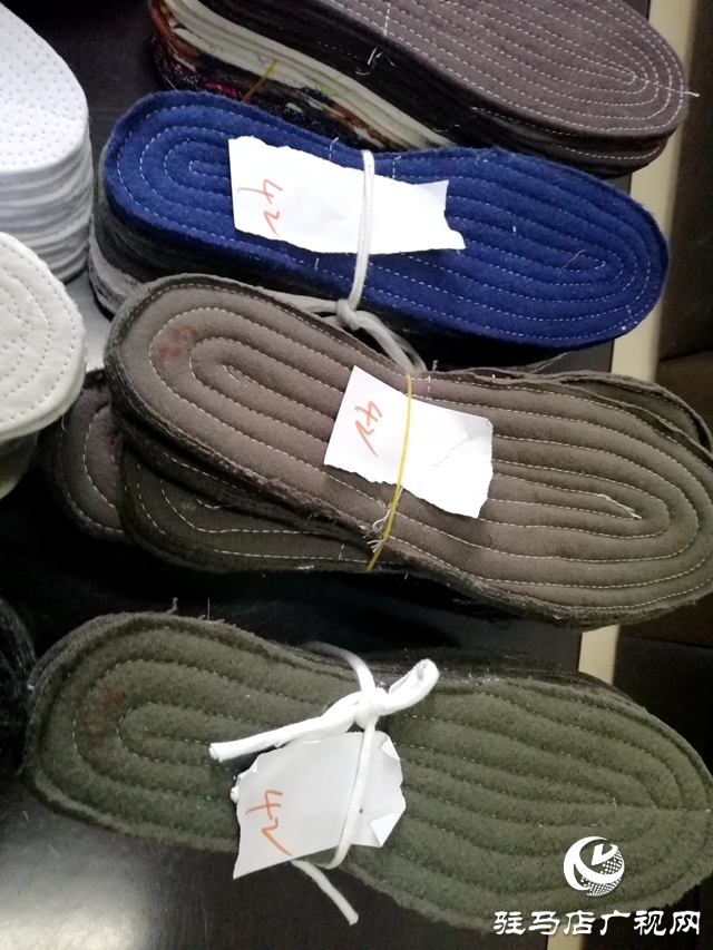 百双鞋垫送民警 千针万线显真情