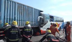 广州一载学生秋游大巴车高速追尾，1人死亡15人受伤