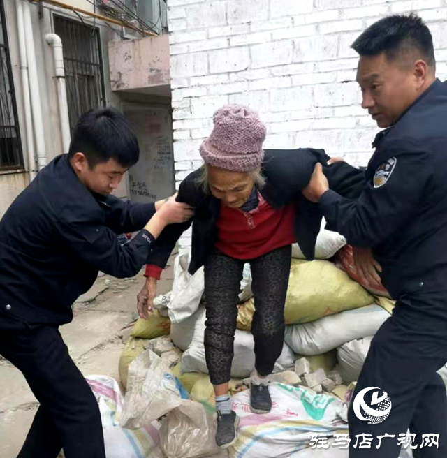 八旬老人欲翻墙外出 民警及时救助消除隐患