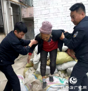 八旬老人欲翻墙外出 民警及时救助消除隐患