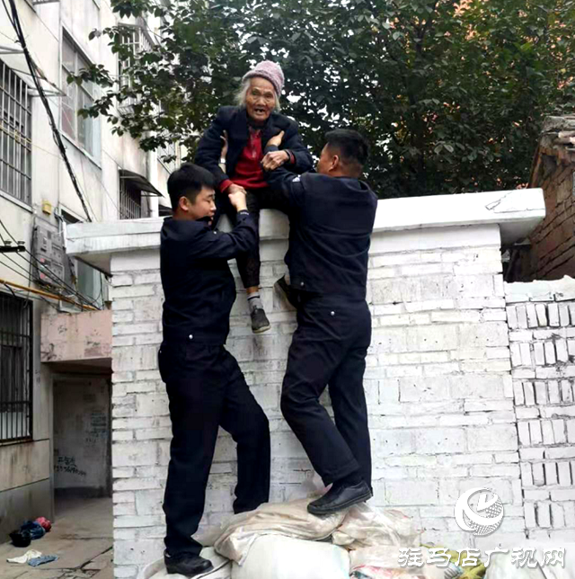 八旬老人欲翻墙外出 民警及时救助消除隐患