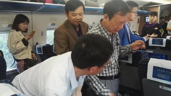 男子高铁上突发急腹症 河南医生救人后又送其就医