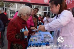 糖尿病日驻马店眼科医院开展公益视网膜病变网筛查及送老花镜活动