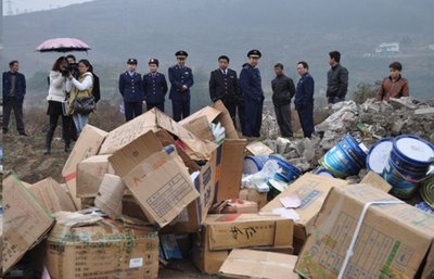 泌阳县集中销毁假冒伪劣产品