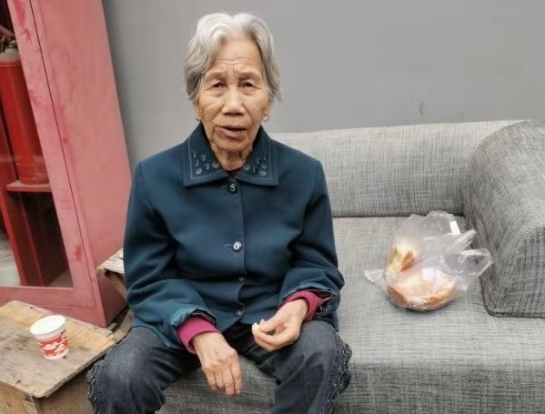紧急扩散！有谁认识这位迷路的老大娘