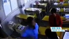 男子冲入教室暴打女教师后逃离，当地警方介入调查