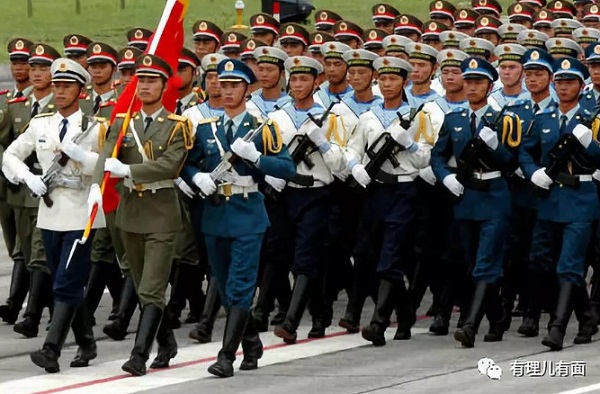他们以这种方式出场，有人鼓掌，有人癫狂……