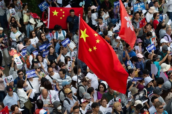 这才是周末该干的事！香港万人撑警向暴力说不