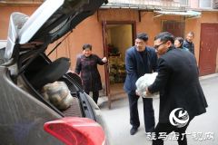 丰收萝卜销售难 老夫妻帮忙解困难