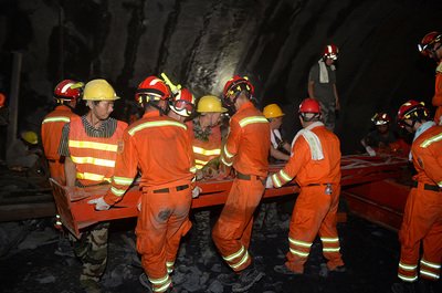 云南云凤高速安石隧道出口发生事故 致13人被困