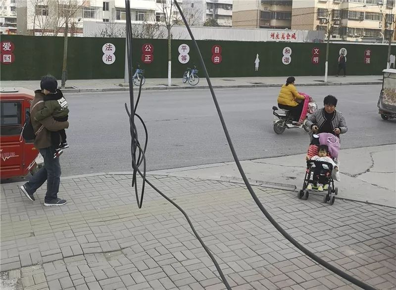 驻马店这里线缆低垂存在安全隐患