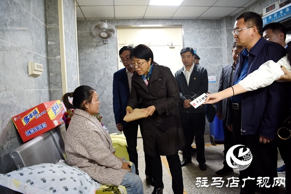 危急中，他把生的希望留给了陌生的孩子