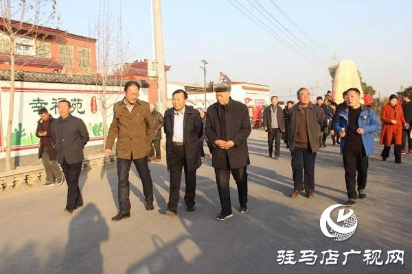 上蔡县组织离退休老干部观摩工农业生产活动