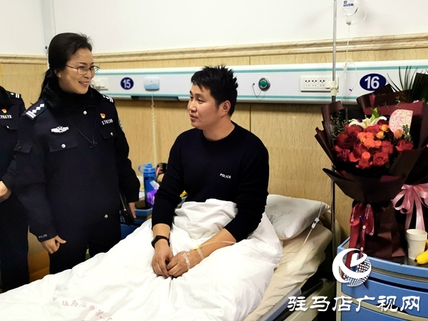 创文执勤时  民警城管联手火场救援 