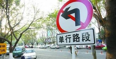 骏马路部分路段执行单向行驶 公交站点西迁