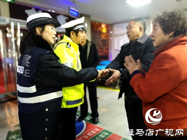 城市哨兵勇闯火场救人晕倒 醒来后扔担心被救老人安危