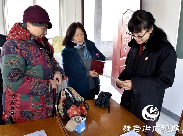 泌阳县法院法官让法律知识走进老年大学堂