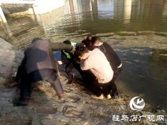 平舆县特巡警队员冰冷河水中勇救轻生女子